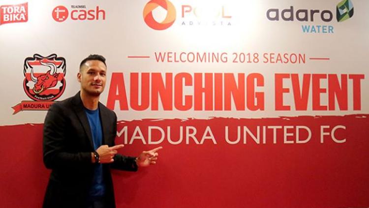 Raphael Maitimo dalam acara launching event Madura United. Copyright: Raphael Maitimo