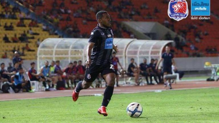 Terens Puhiri tampil membela Port FC.