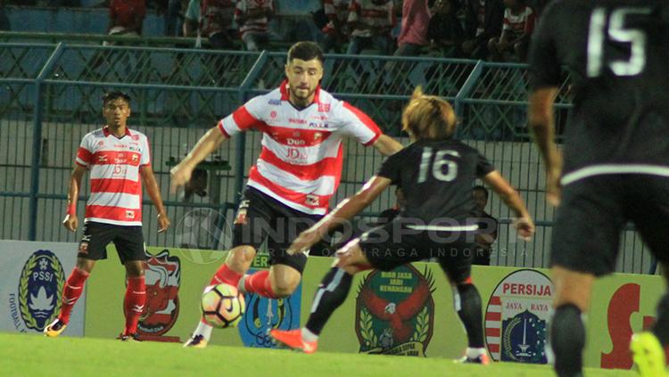 Pemain Madura United, Nuriddin Davronov saat mengontrol bola.