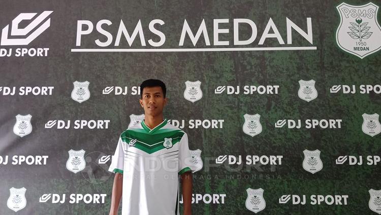 Suhandi mengenakan jersey anyar PSMS Medan. Copyright: Kesuma Ramadhan/INDOSPORT