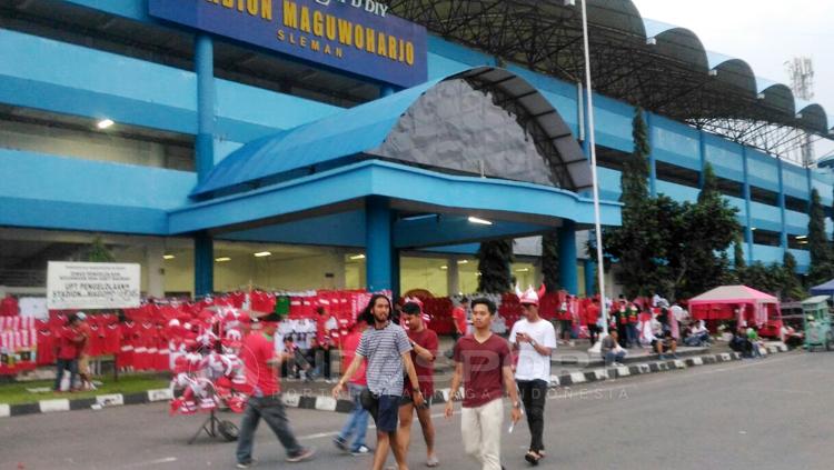 Depan stadion Maguwoharjo mulai dipadati suporter Timnas Indonesia dan pedagang. Copyright: Zainal Hasan/INDOSPORT