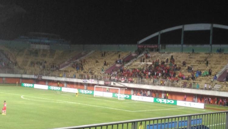 Tribun tampak kosong penonton di laga Indonesia Selection vs Islandia. Copyright: Zainal Hasan/INDOSPORT