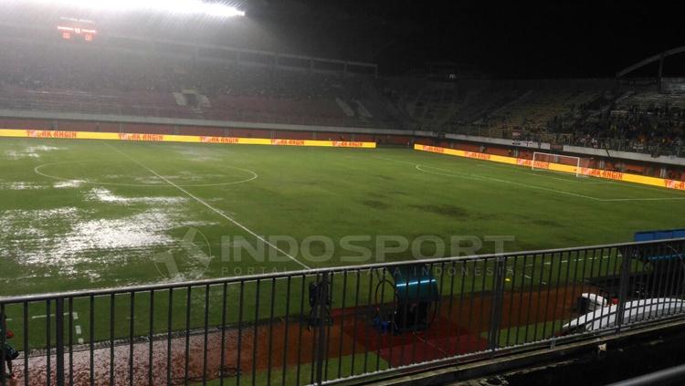 Laga terhenti karena Stadion Maguwoharjo tergenang air saat laga Indonesia Selection vs Islandia berlangsung. Copyright: Zainal Hasan/INDOSPORT