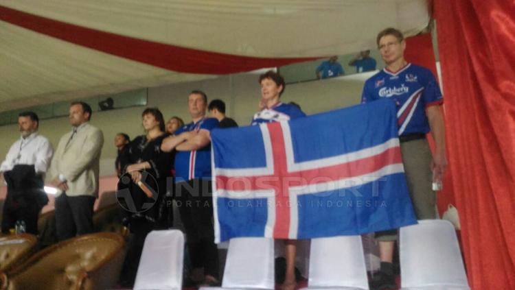 Pendukung Islandia di Stadion Maguwoharjo.