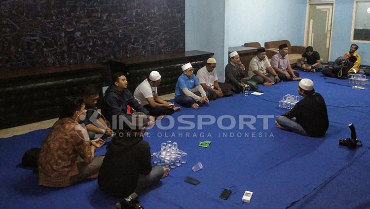 Acara peringatan satu tahun meninggalnya Achmad Kurniawan. Copyright: Ian Setiawan/INDOSPORT