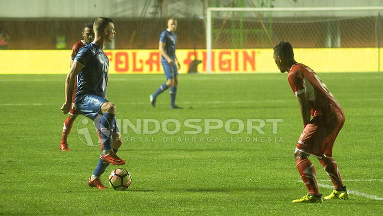 Salah seorang pemain Islandia berupaya mencari celah untuk menembus pertahanan Indonesia Selection.