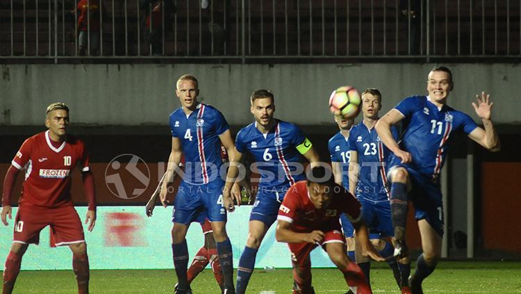 Ekspresi pemain Islandia saat berupaya meredam serangan pemain Indonesia Selection. Copyright: Prima Pribadi/INDOSPORT