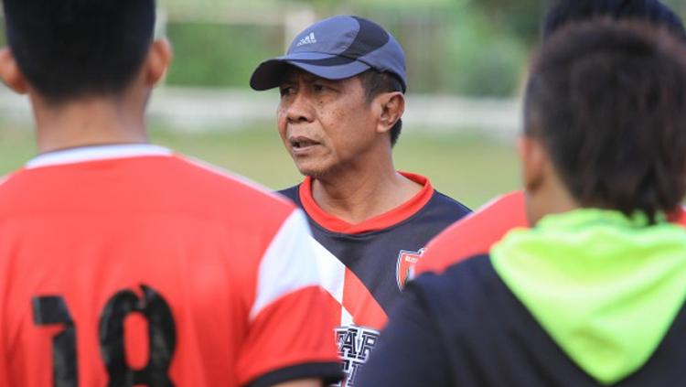 Gatot Mulbajadi saat memimpin latihan. Copyright: Blitar United