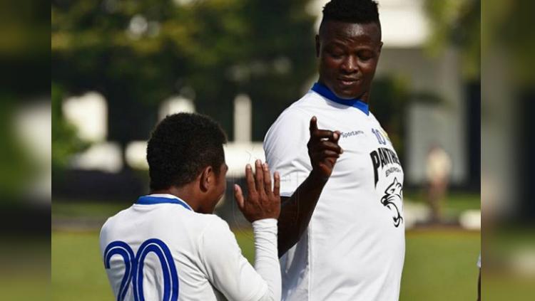 Ezechiel dan Billy Keraf bercanda di tengah latihan Persib Bandung Copyright: Instagram