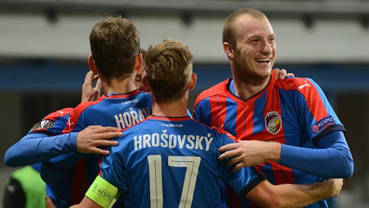 Gelandang tengan Viktoria Plzen merayakan golnya bersama rekan setim