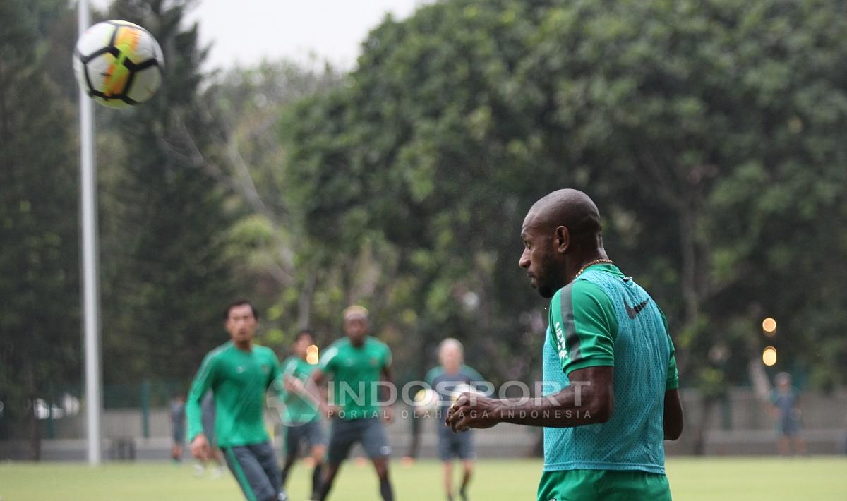 Boaz Solossa menjadi salah satu pemain senior yang dipanggil Luis Milla untuk lawan Islandia. Herry Ibrahim