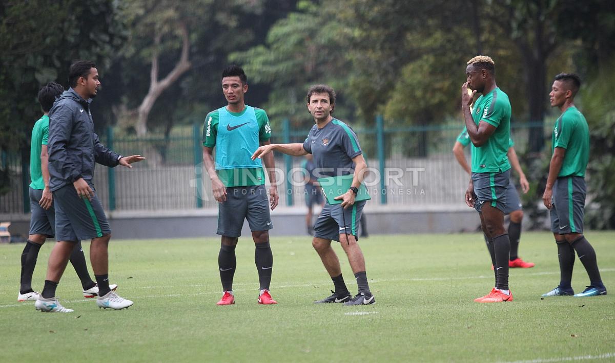 Pelatih Luis Milla (tengah) memberikan arahan kepada para pemain Timnas dalam latihan. Herry Ibrahim