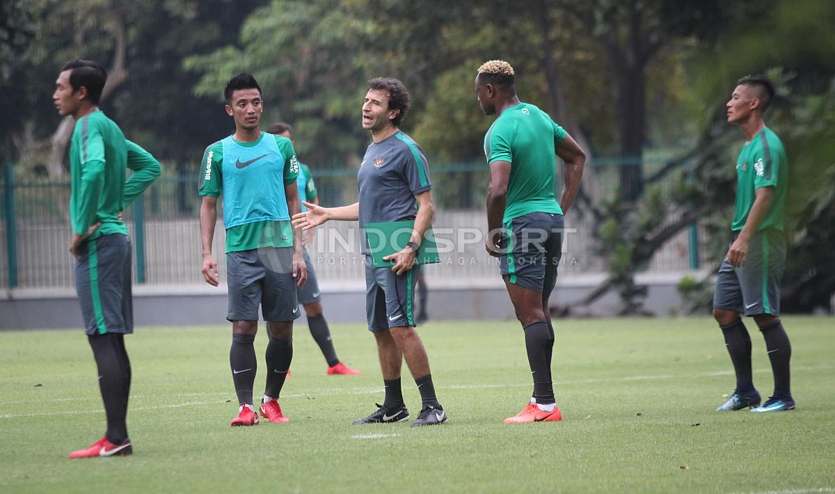 Pelatih Luis Milla (tengah) memberikan arahan kepada para pemain Timnas dalam latihan. Herry Ibrahim