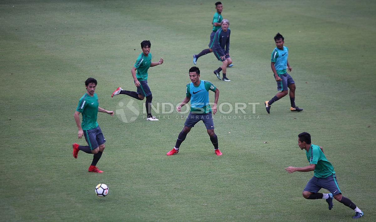 Para pemain Timnas Indonesia terlihat serius dalam latihan jelang lawan Islandia. Herry Ibrahim
