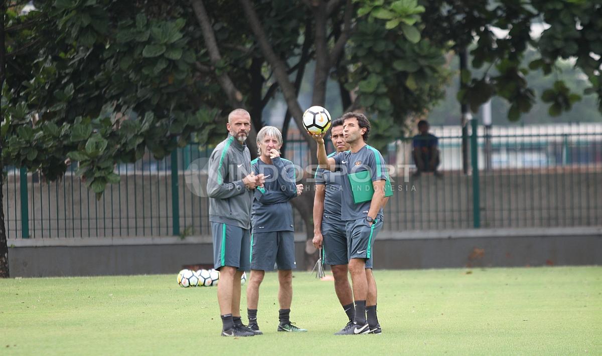 Pelatih Timnas Indonesia, Luis Milla beserta tiga asistennya. Herry Ibrahim