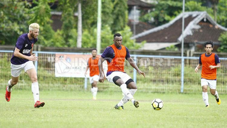 Penyerang baru PSM Makassar, Guy Junior. Copyright: Reno Firhad Rinaldi/INDOSPORT