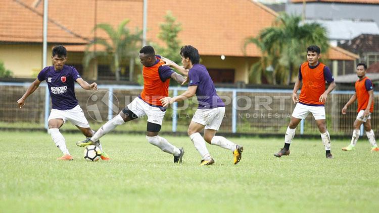 Penyerang baru PSM Makassar, Guy Junior. Copyright: Reno Firhad Rinaldi/INDOSPORT