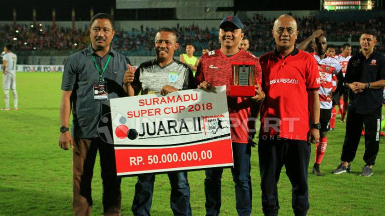 Persela Lamongan, mendapat hadiah Rp 50 juta sebagai runner-up Suramadu Super Cup.