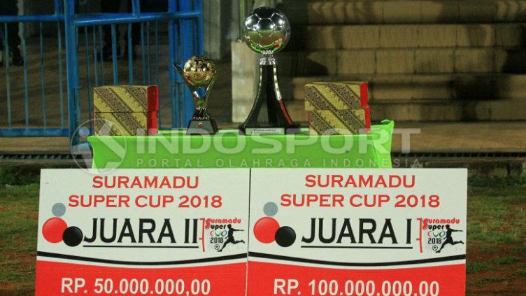 Piala tetap dan bergilir Suramadu Super Cup beserta dua hadiah bagi tim juara dan runner-up.