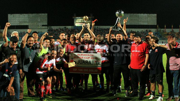 Madura United merayakan pesta sebagai Juara Suramadu Super Cup