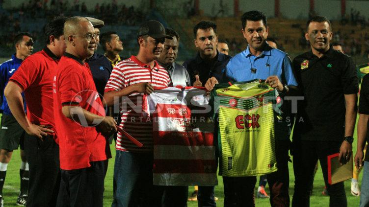 perwakilan tim Madura united dan Kedah FA saling bertukar marchandise klub
