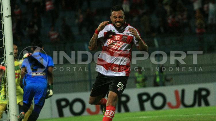 ekspresi Marcel Sacramento yang gagal menyelesaikan peluang gol Copyright: INDOSPORT/Ian Setiawan