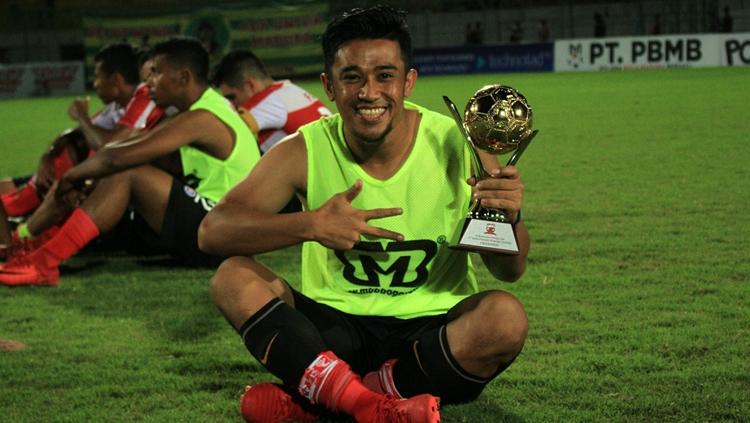 Beny Wahyudi, dengan trofi juara Suramadu Super Cup Copyright: Ian Setiawan/INDOSPORT