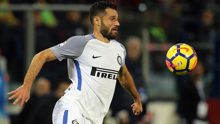 Raksasa sepak bola Serie A Liga Italia, Inter Milan, kabarnya berpotensi menjual pemain sayap mereka, Antonio Candreva, ke Napoli lantaran sudah punya Achraf Hakimi. - INDOSPORT
