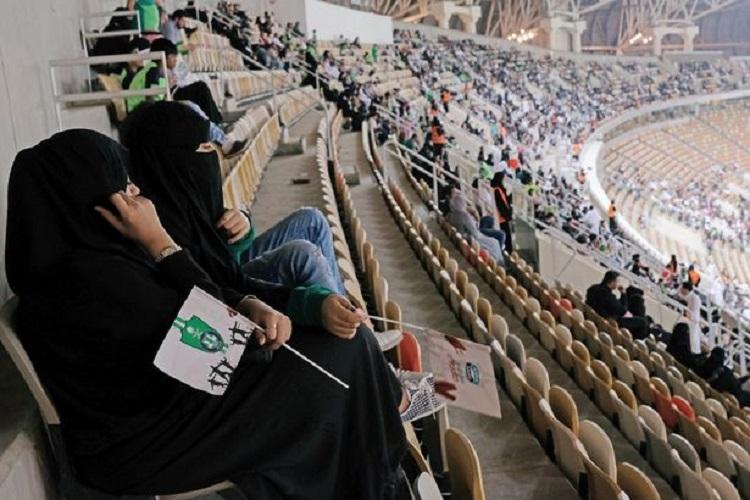 Suporter wanita Arab Saudi dalam laga antara Al-Ahli kontra Al-Batin. - INDOSPORT