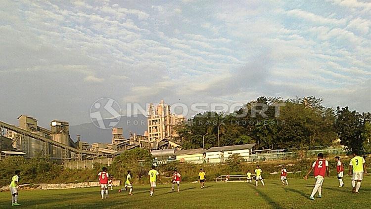 Skuat Semen Padang saat menjalani sesi latihan. Copyright: Indosport/Taufik Hidayat