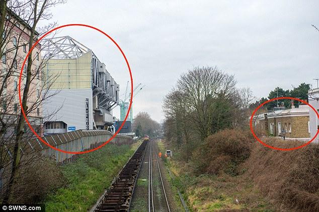 Jarak antara Stamford Bridge dan rumah keluarga Crosthwaite. Copyright: -