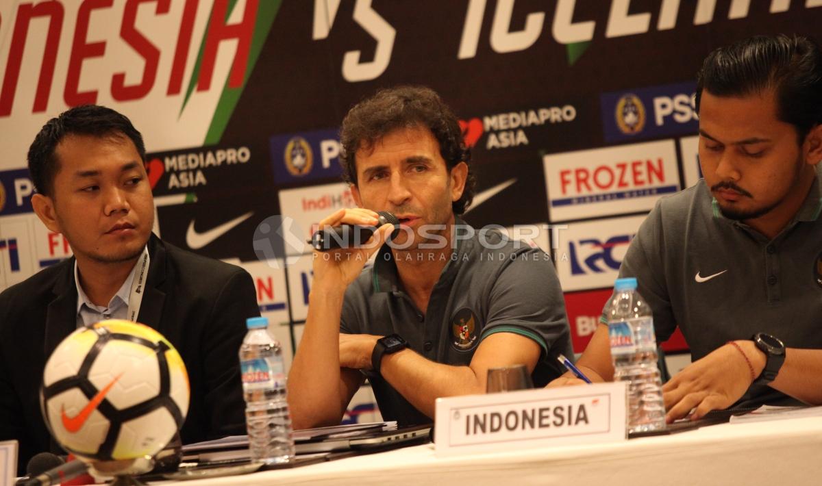 Luis Milla di konferensi pers Indonesia vs Islandia Copyright: INDOSPORT/Herry Ibrahim