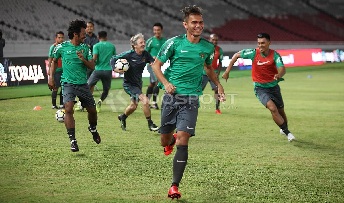 Keceriaan para pemain Timnas Indonesia saat berlatih di GBK. Copyright: Indosport/Herry Ibrahim
