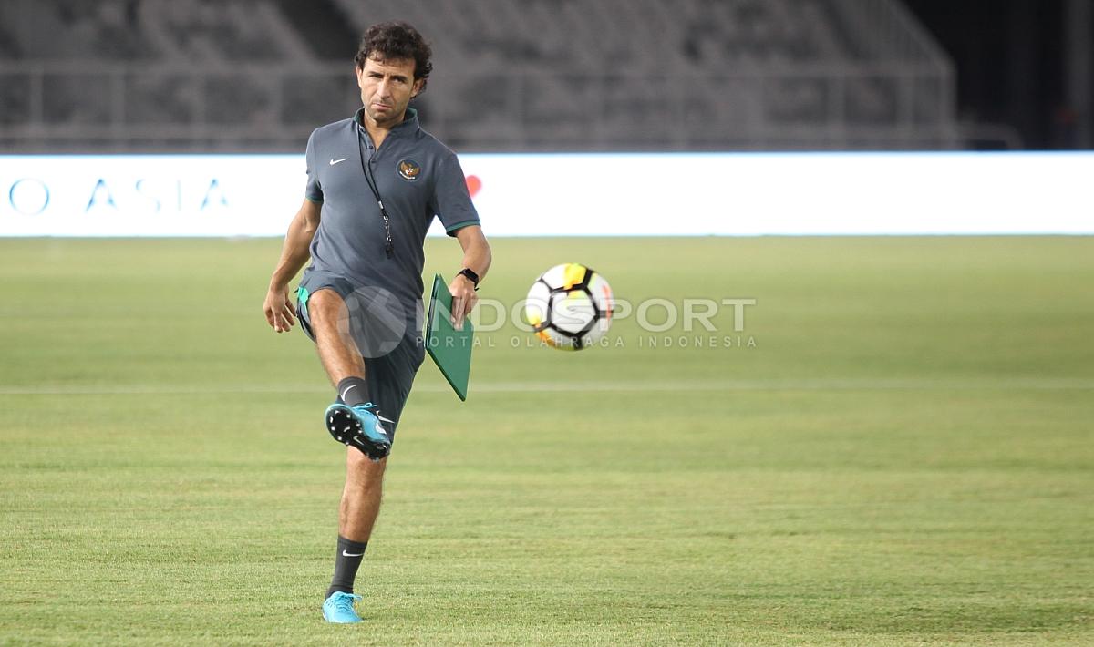 Aksi Luis Milla melakukan tendangan bola di sela-sela latihan.