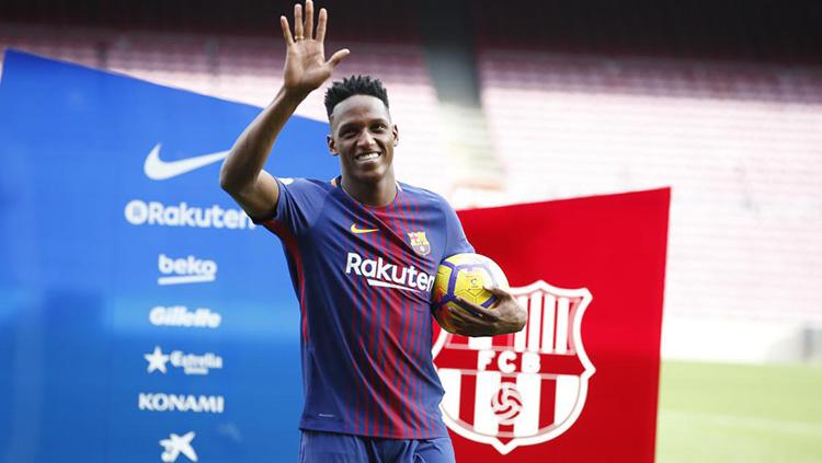 Yerry Mina saat diperkenalkan ke publik Camp Nou.