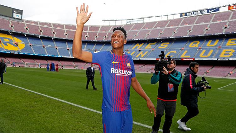 Yerry Mina saat diperkenalkan ke publik Camp Nou. Copyright: Barcelona