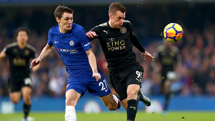 Duel antara Jamie Vardy (kanan) dengan  Andreas Christensen (kiri). Copyright: INDOSPORT