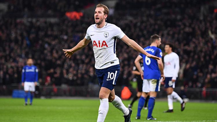 Selebrasi Harry Kane usai mencetak gol ke gawang Everton. Copyright: INDOSPORT