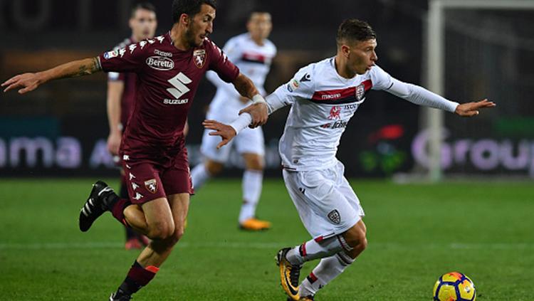 Nicolo Barella (kanan) mempertahankan bola dari rebuatan pemain Torino Copyright: INDOSPORT