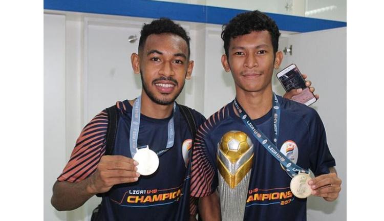 Riovaldo Anggai (kanan) saat membawa piala juara Liga 1 U-19 2017.jpg Copyright: instagram