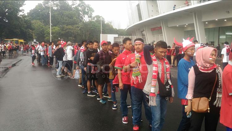Antrean suporter untuk masuk ke SUGBK jelang laga Timnas Indonesia vs Islandia. Copyright: Zainal Hasan/INDOSPORT