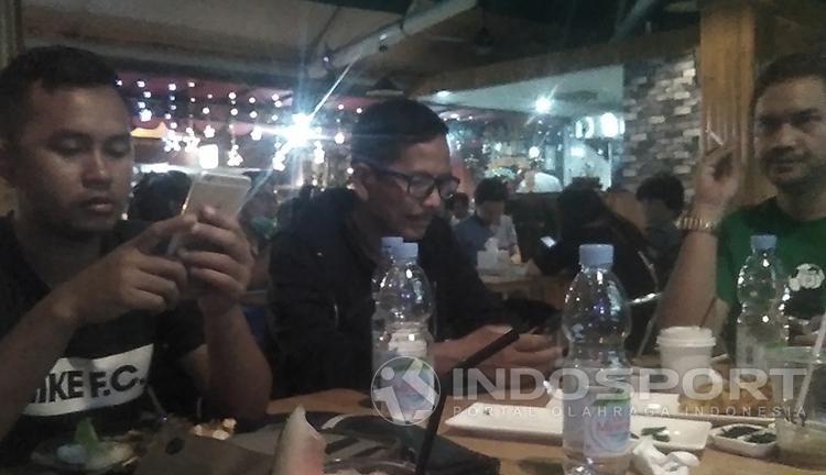 Pelatih PSMS Medan Djadjang Nurjaman sedang berada di suatu cafe. Copyright: Kesuma Ramadhan/INDOSPORT