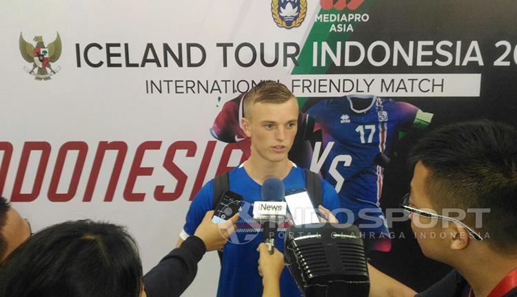 Albert Gudmundsson saat ditemu oleh wartawan usai laga Timnas Indonesia melawan Islandia. Copyright: INDOSPORT