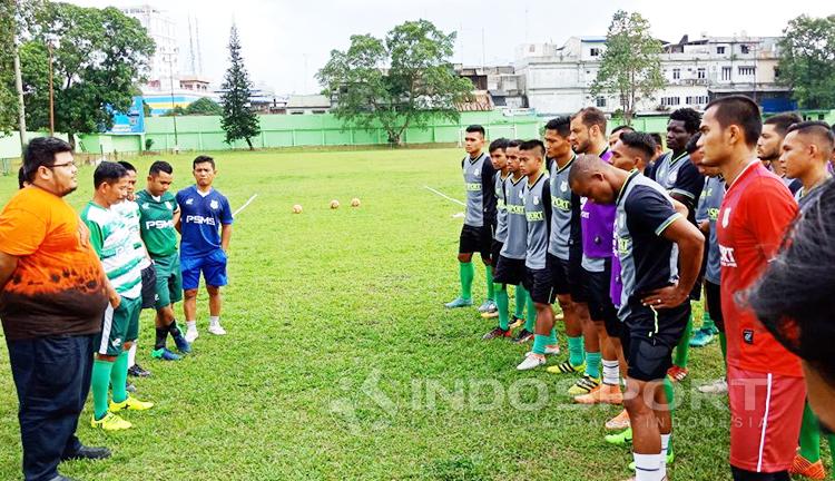 Manajer dan Pelatih PSMS berikan motivasi kepada pemain sehari jelang keberengkatan ke Bandung Copyright: Kusuma Ramadhan/INDOPSORT