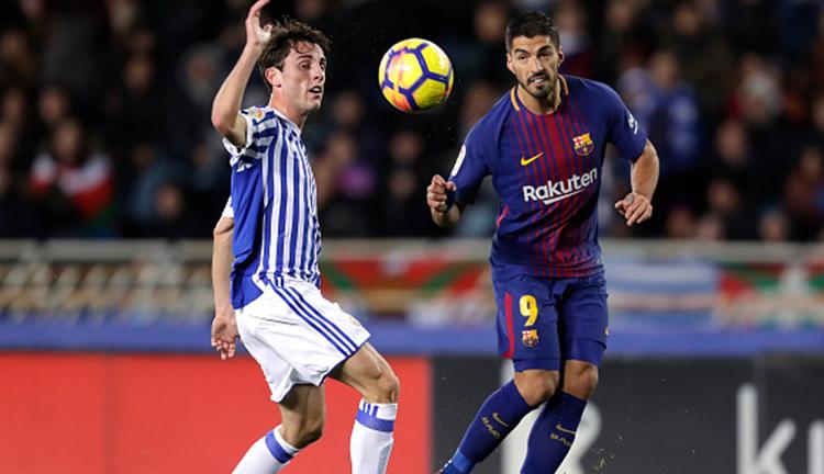 Luis Suarez berebut bola dengan pemain Real Sociedad Copyright: INDOSPORT