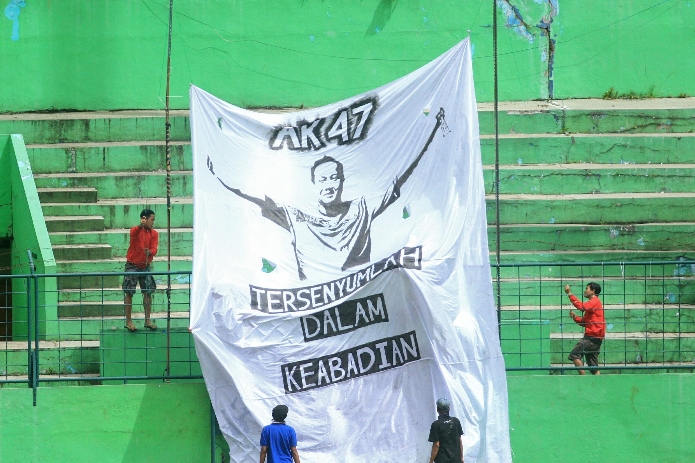 Spanduk bertuliskan Achmad Kurniawan bertengger di sisi utara Stadion Gajayana