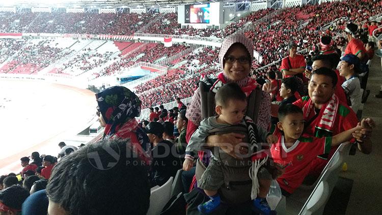 Suporter Timnas membawa anak menyaksikan laga Indonesia vs Islandia. - INDOSPORT