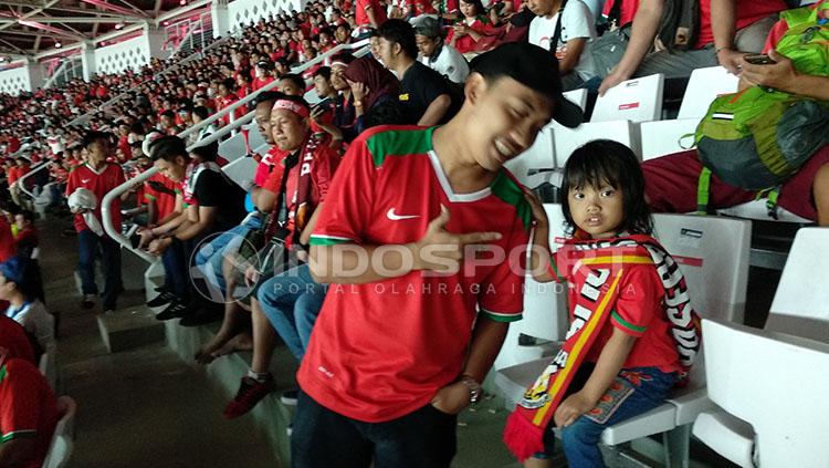 Suporter Timnas membawa anak menyaksikan laga Indonesia vs Islandia. Copyright: INDOSPORT