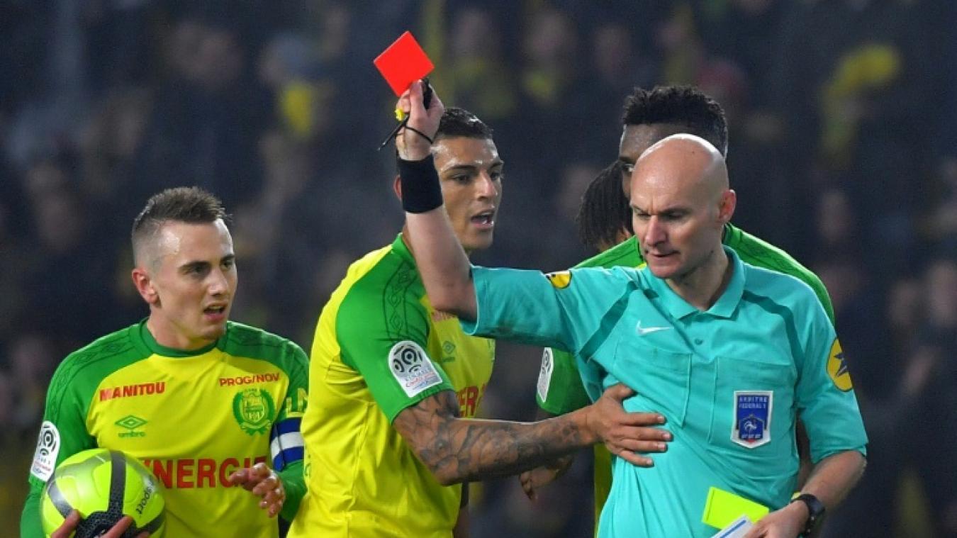 Tony Chapron diprotes para pemain Nantes setelah memberikan kartu merah kepada Diego Carlos.
