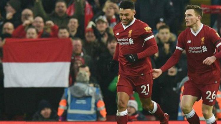 Penampakan diduga bendera Indonesia di laga Liverpool vs Man City, Minggu (14/1/18) di Anfield. Copyright: Instagram